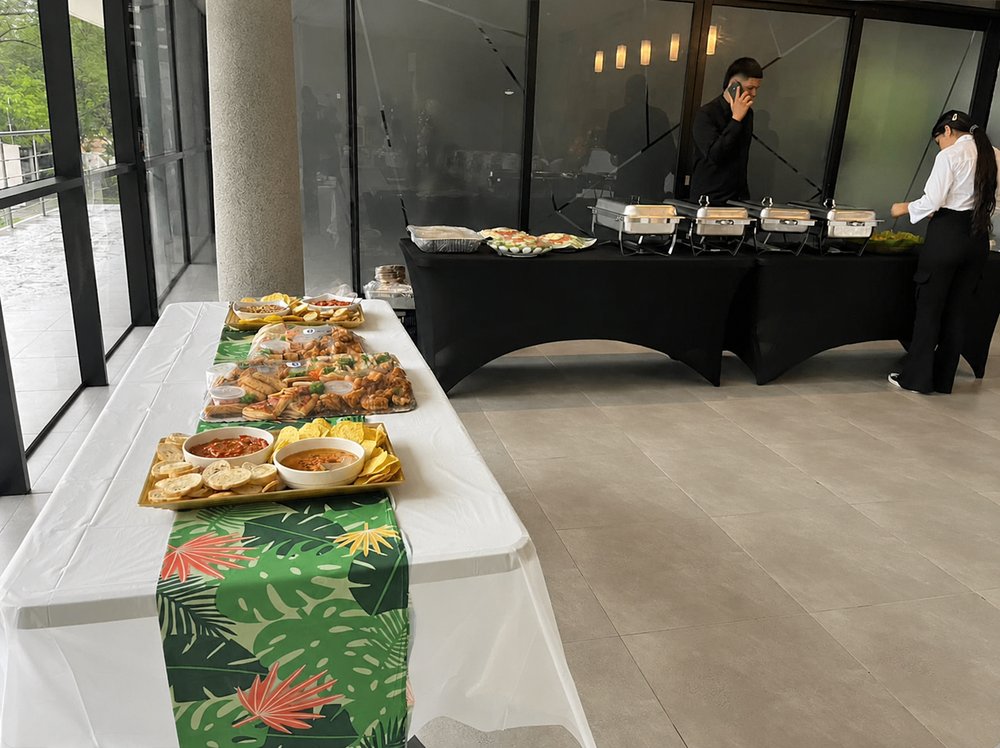 Buffet y mesa dulce montada por Simply Sit en Panamá